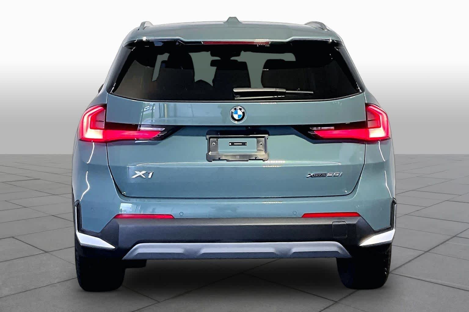 Used 2023 Cape York Green Metallic BMW xDrive28i image 5