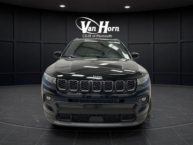 New 2026 Diamond Black Crystal Pearl-Coat Exterior Paint Jeep Latitude image 2