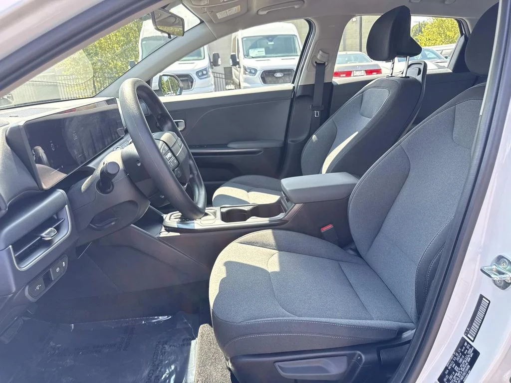 Used 2025 White Kia LXS image 15