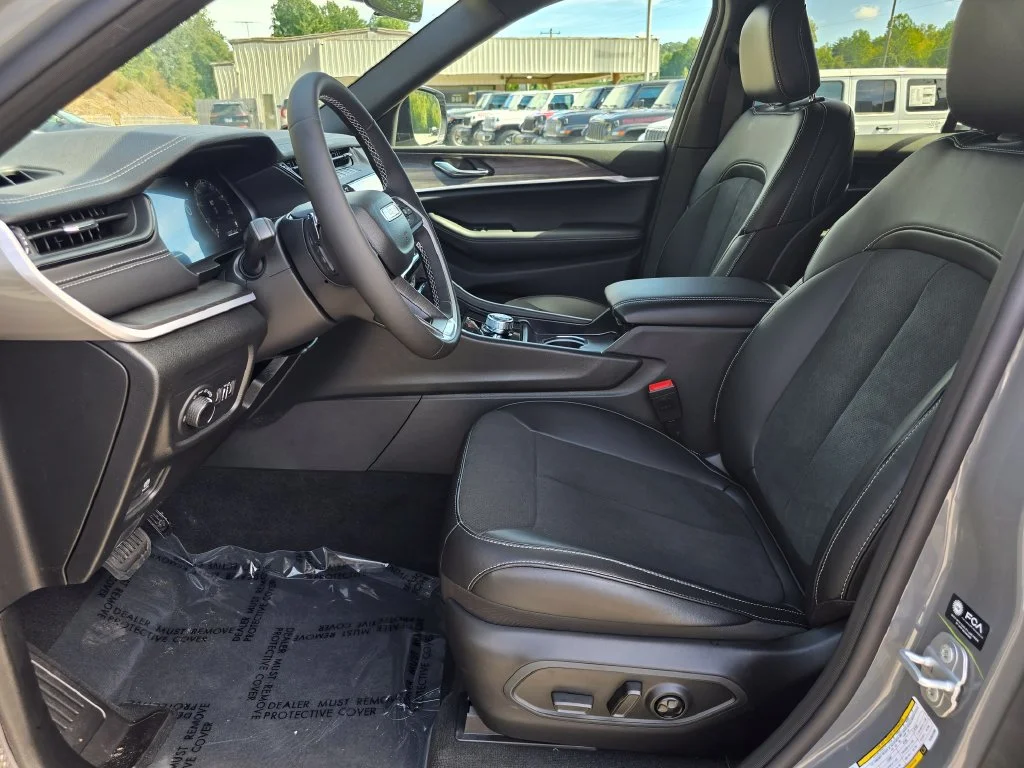 New 2027 Gray Jeep Laredo Altitude image 4