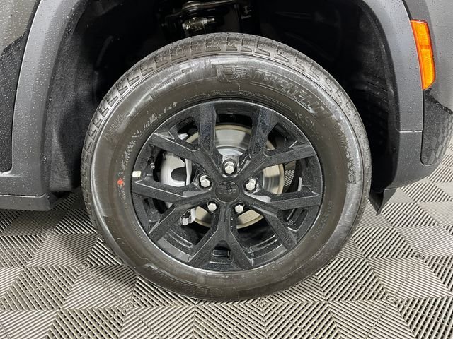 New 2026 Diamond Black Crystal Pearl-Coat Exterior Paint Jeep Altitude image 8