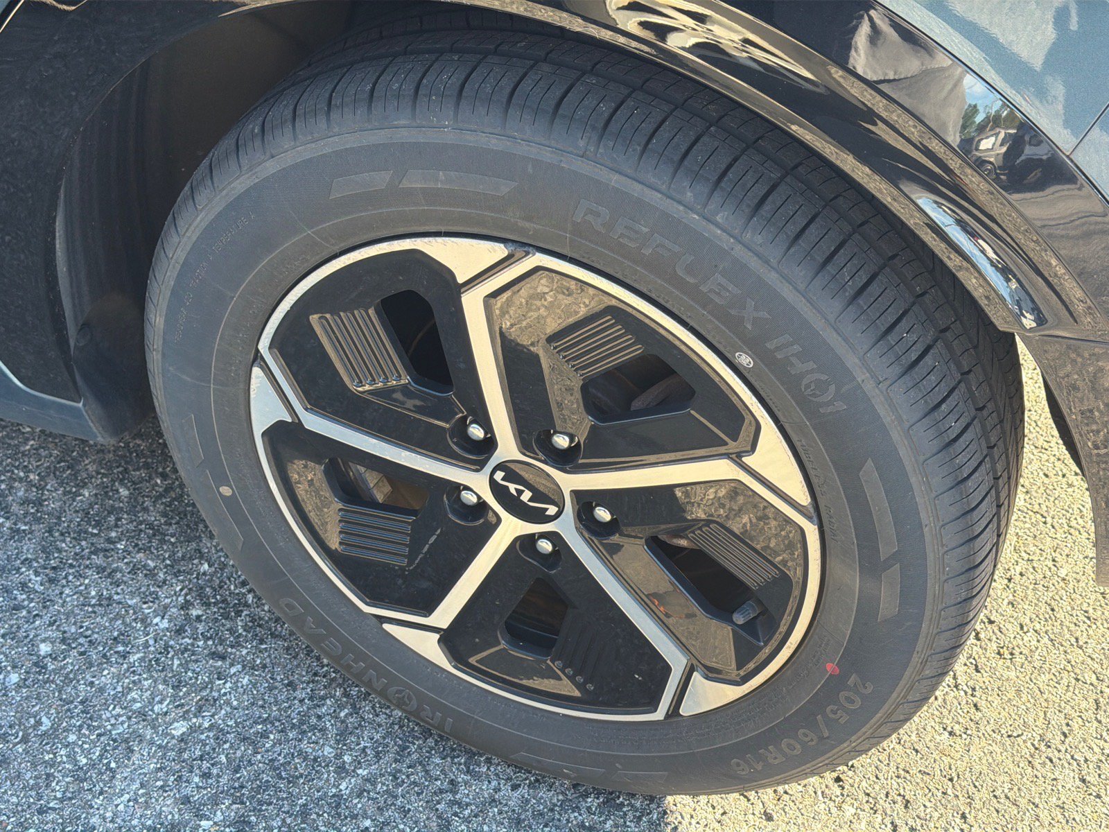 Used 2024 Mineral Blue Kia SX image 5