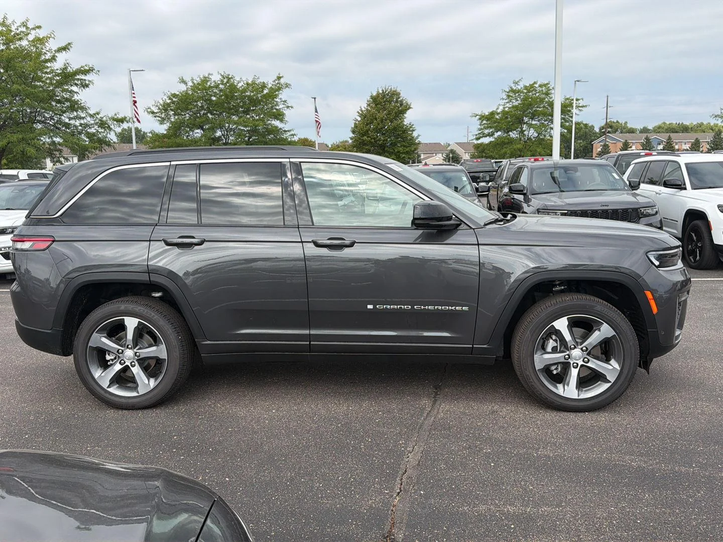 New 2026 Baltic Gray Metallic Clear-Coat Exterior Paint Jeep Limited image 8