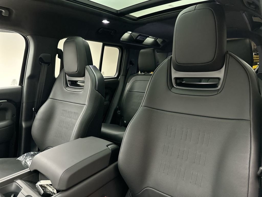 New 2026 Narvik Black Land Rover OCTA image 18