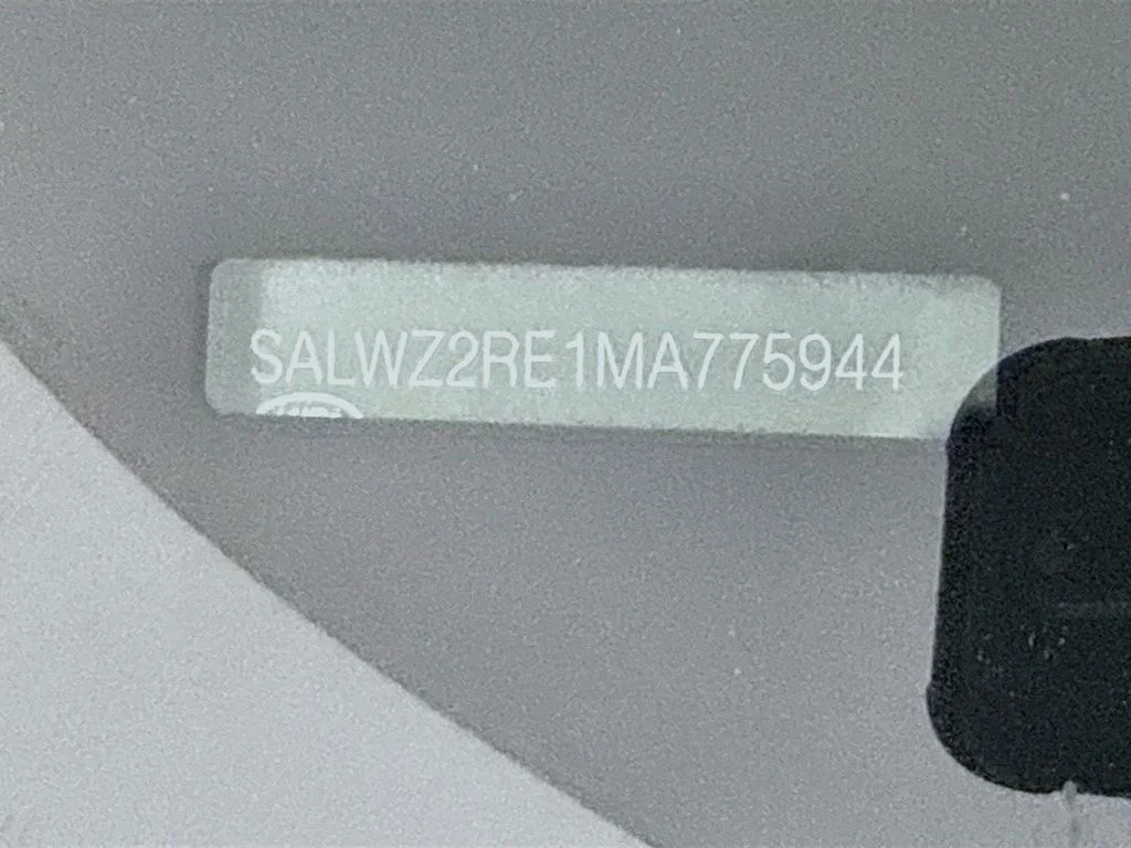 Used 2021  Land Rover SVR image 33
