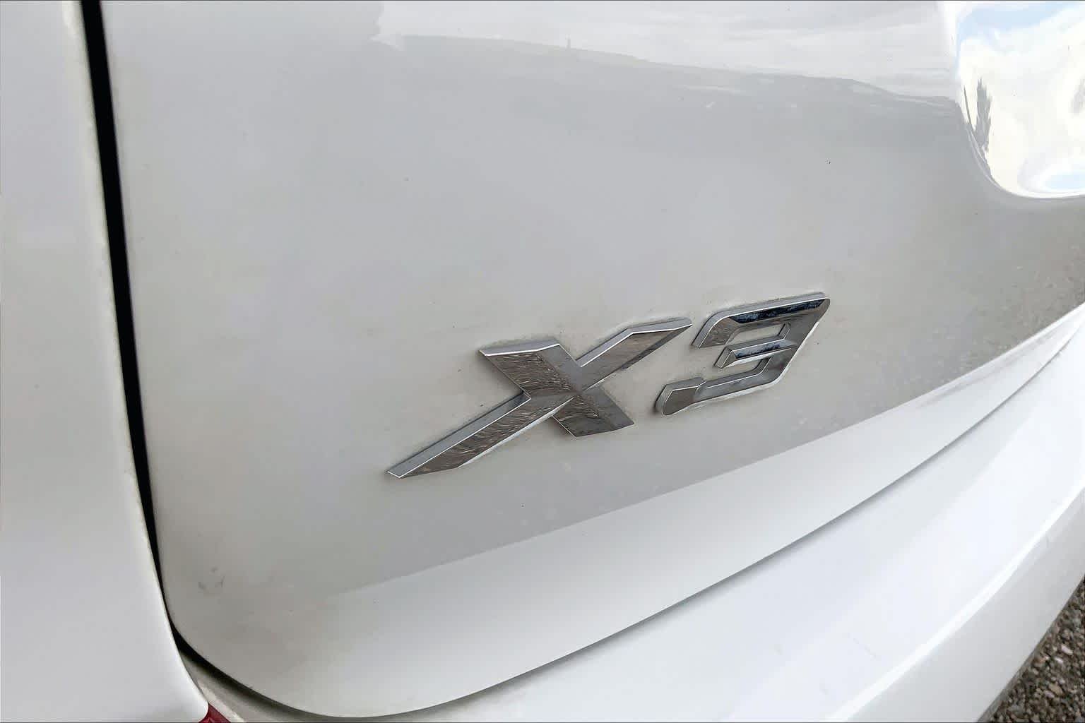 Used 2021 Alpine White BMW xDrive30e image 30