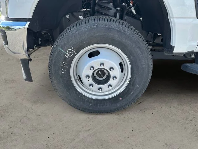 2025 Ford F-350 Super Duty Chassis Cab XL - Photo 9