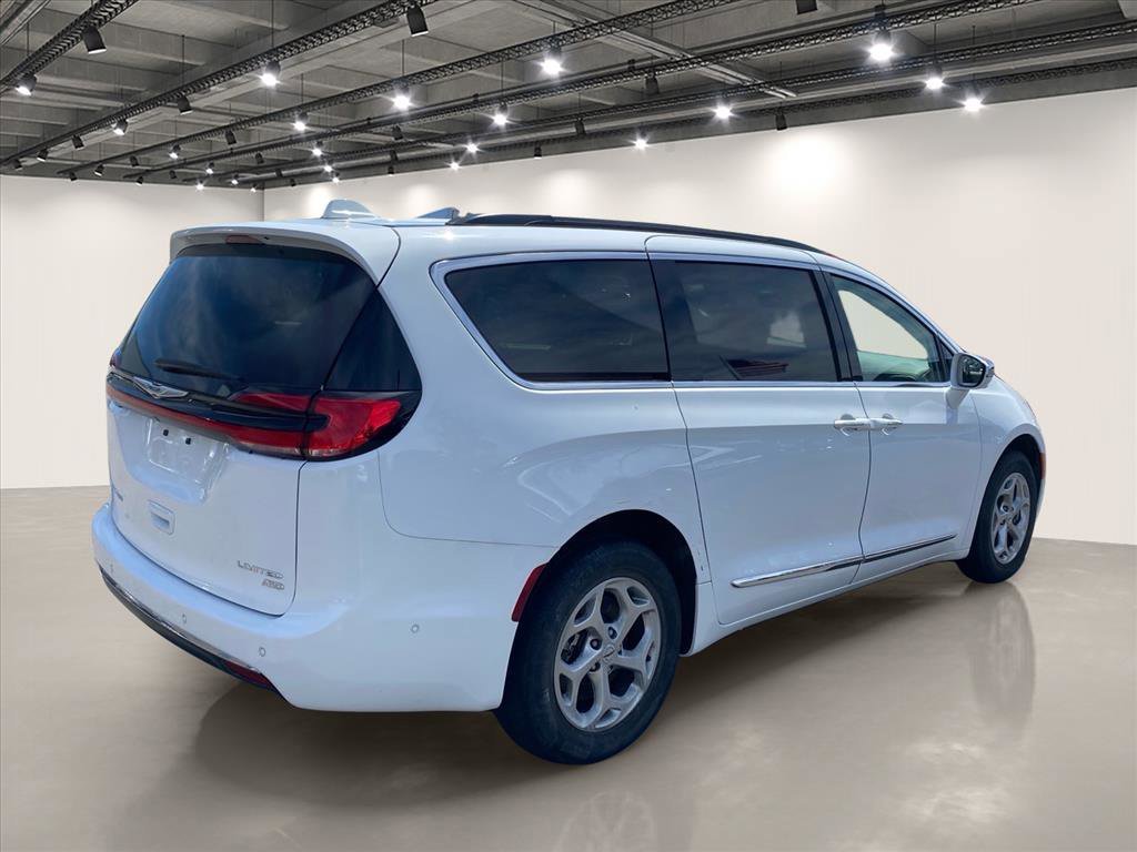 Used 2022 Bright White Clearcoat Chrysler Limited image 7