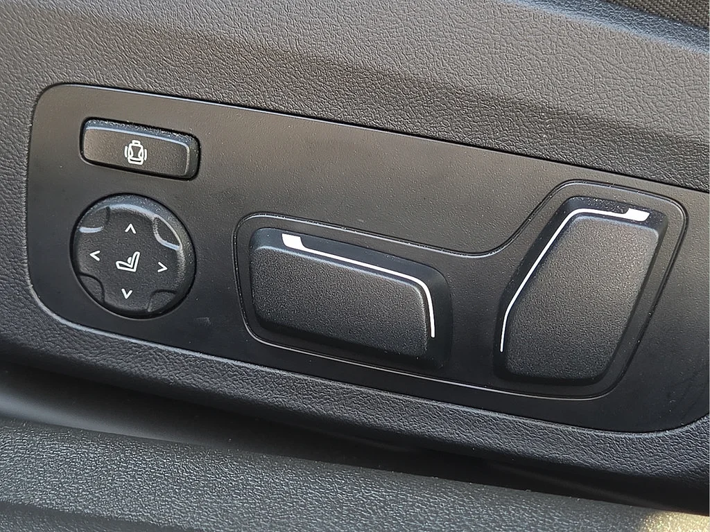 Used 2025  BMW NA image 15