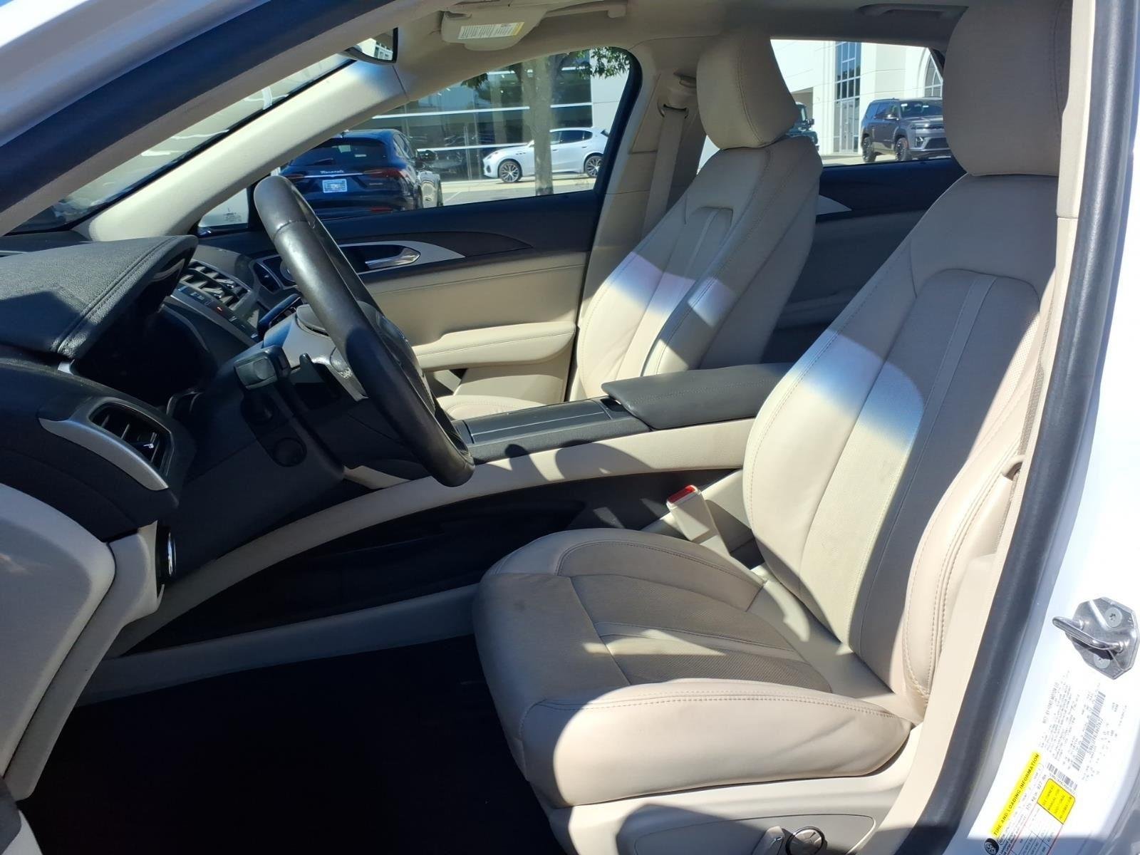 Used 2020 White Platinum Metallic Tri-Coat Lincoln Reserve image 18