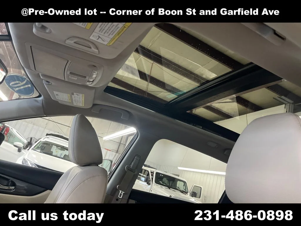 Used 2016 Black Nissan SL image 13