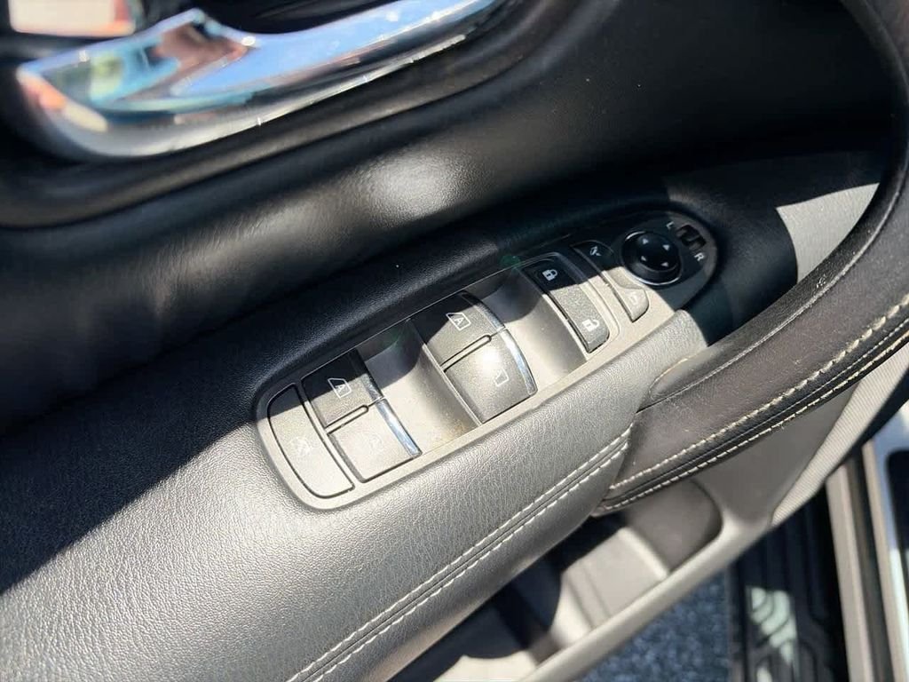 Used 2018 Silver Nissan SL image 15