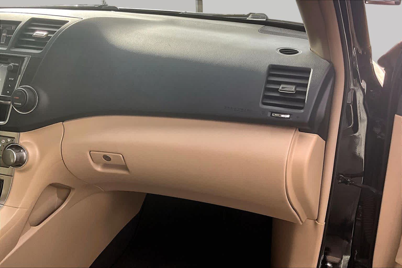 Used 2013 Black Toyota SE image 17