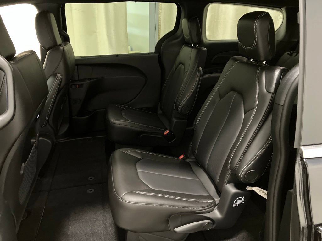 New 2027 Diamond Black Crystal Pearl-Coat Exterior Paint Chrysler Select image 11