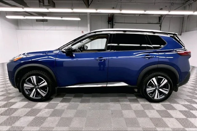 Used 2021 Caspian Blue Metallic/Super Black Nissan Platinum image 14