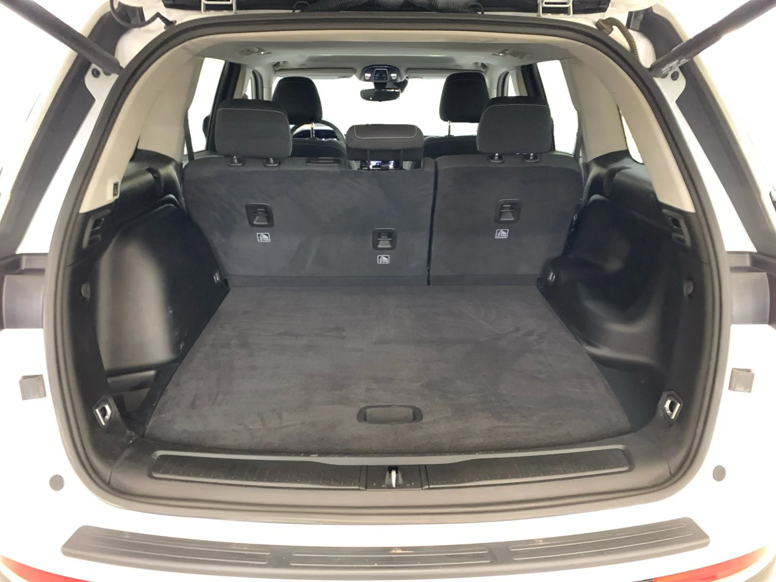 Used 2023 White Jeep Laredo image 19