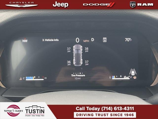 New 2026 Diamond Black Crystal Pearl-Coat Exterior Paint Jeep Limited image 24