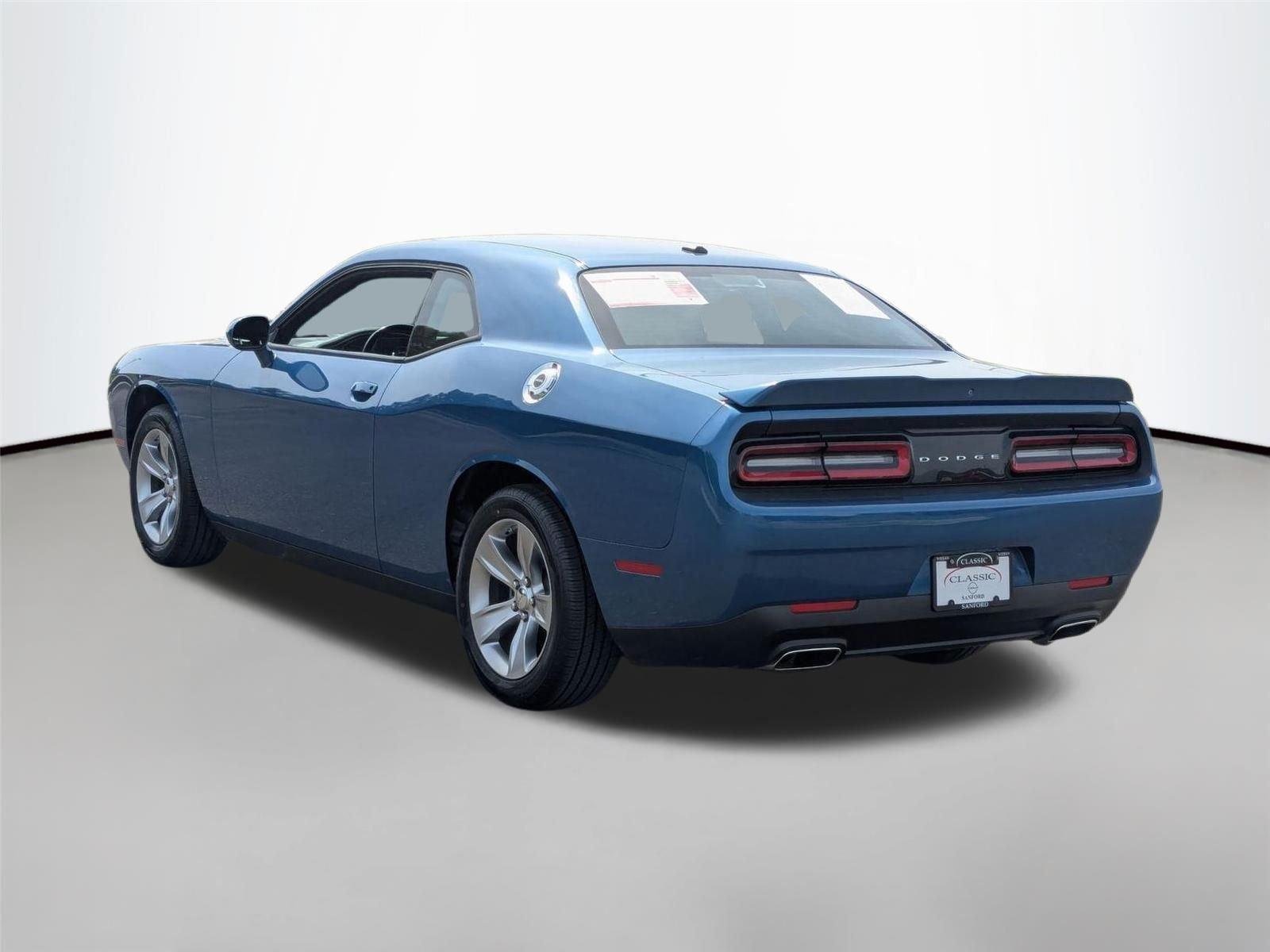 Used 2022 Frostbite Dodge SXT image 8