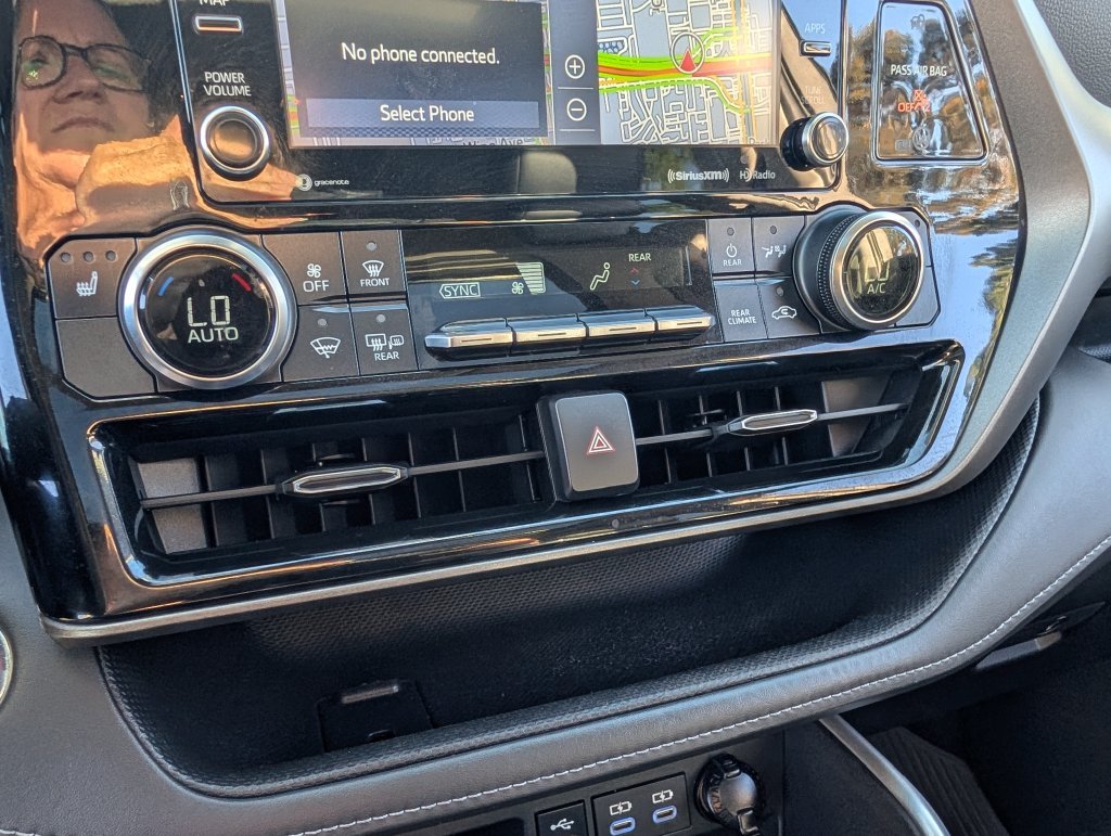 2022 Toyota Highlander XLE - Photo 26