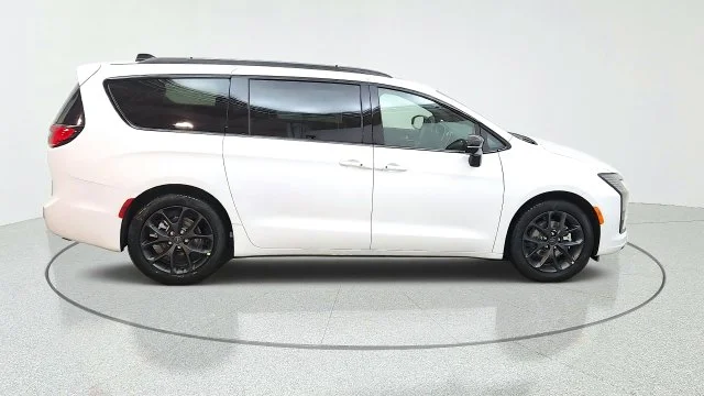 New 2027 Bright White Clear-Coat Paint Chrysler Limited image 13