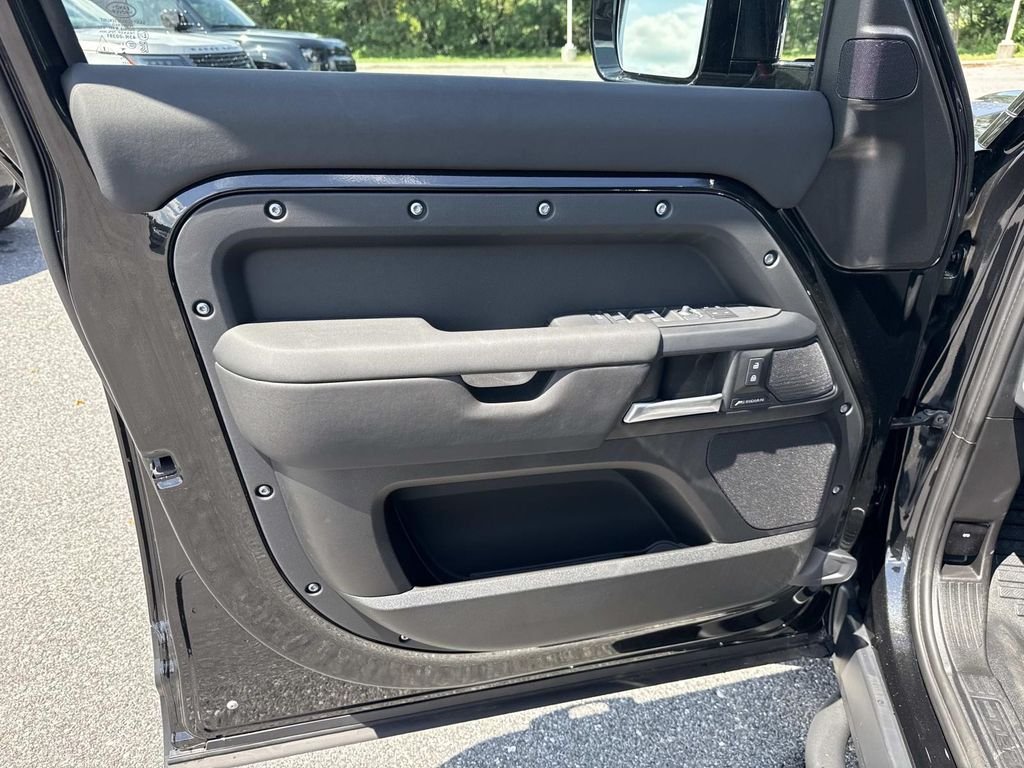 New 2026 Santorini Black Land Rover S image 19