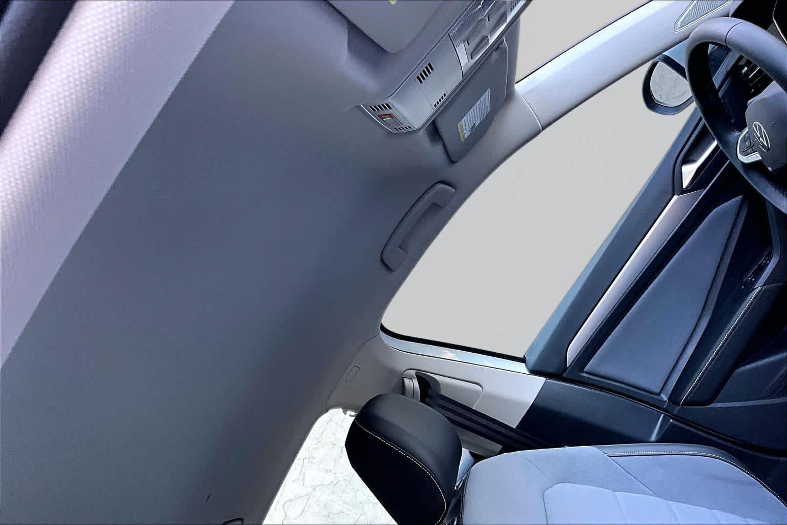 Used 2025 Opal White Pearl Volkswagen SE image 14