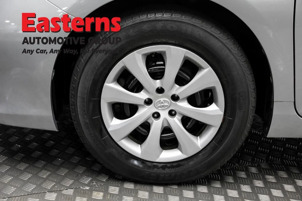 Used 2015 Silver Toyota LE image 31