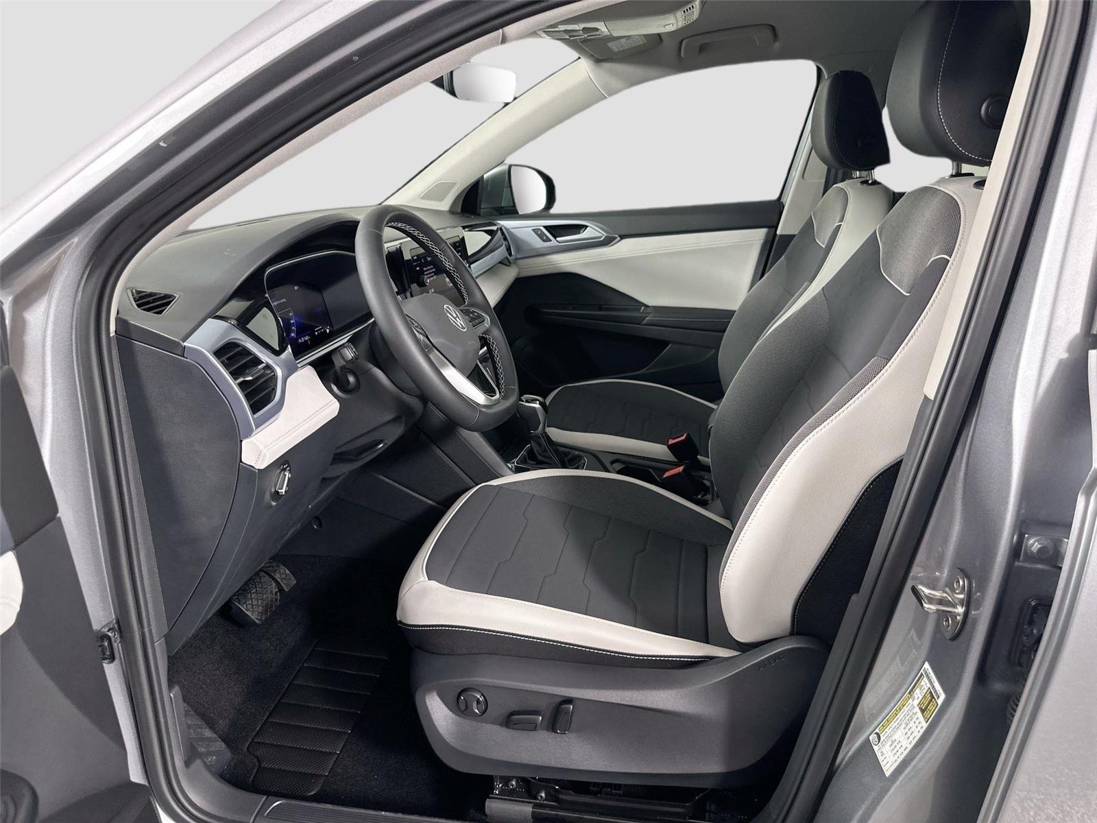 2025 Volkswagen Taos SE - Photo 18