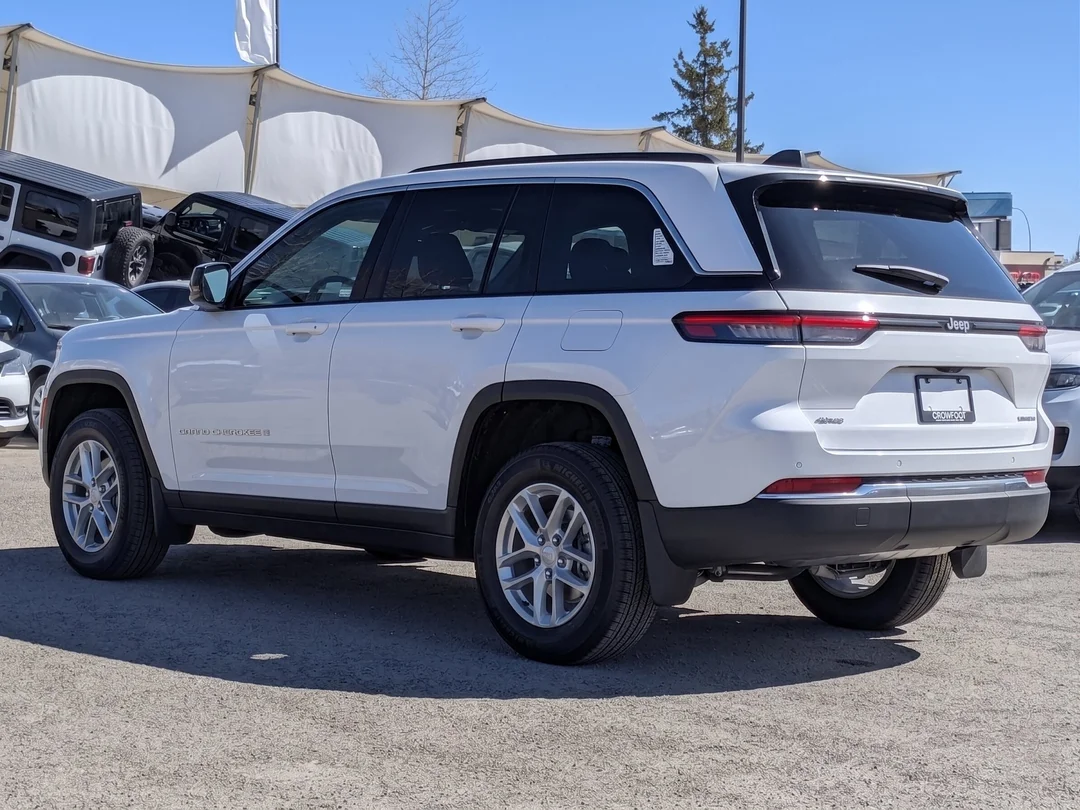 New 2026 White Jeep Laredo - - 4x4 - Classic Theme - 8.4-inch Touchscreen - Heated Seats & Steering Wheel & More! image 6