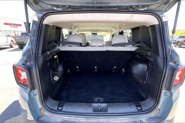 Used 2018 Gray Jeep Latitude image 30