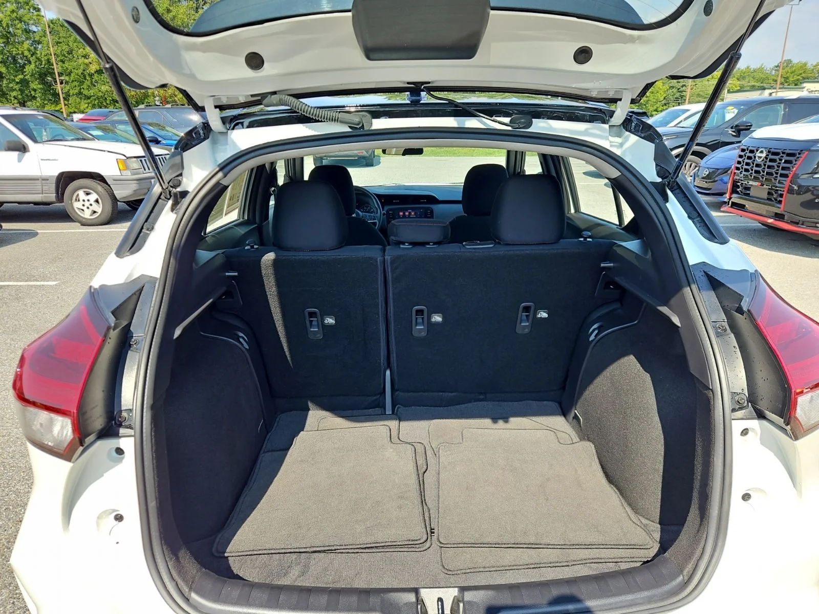 Used 2024 White Nissan SR image 31