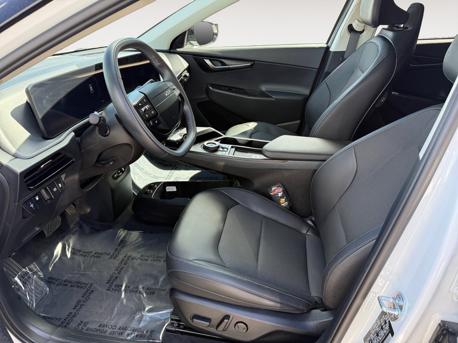 Used 2025 Glacier White Pearl Kia Light image 10