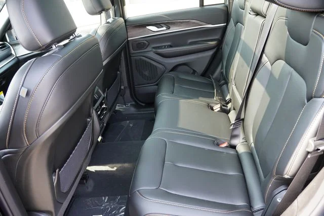 New 2026 Diamond Black Crystal Pearl-Coat Exterior Paint Jeep Limited image 11