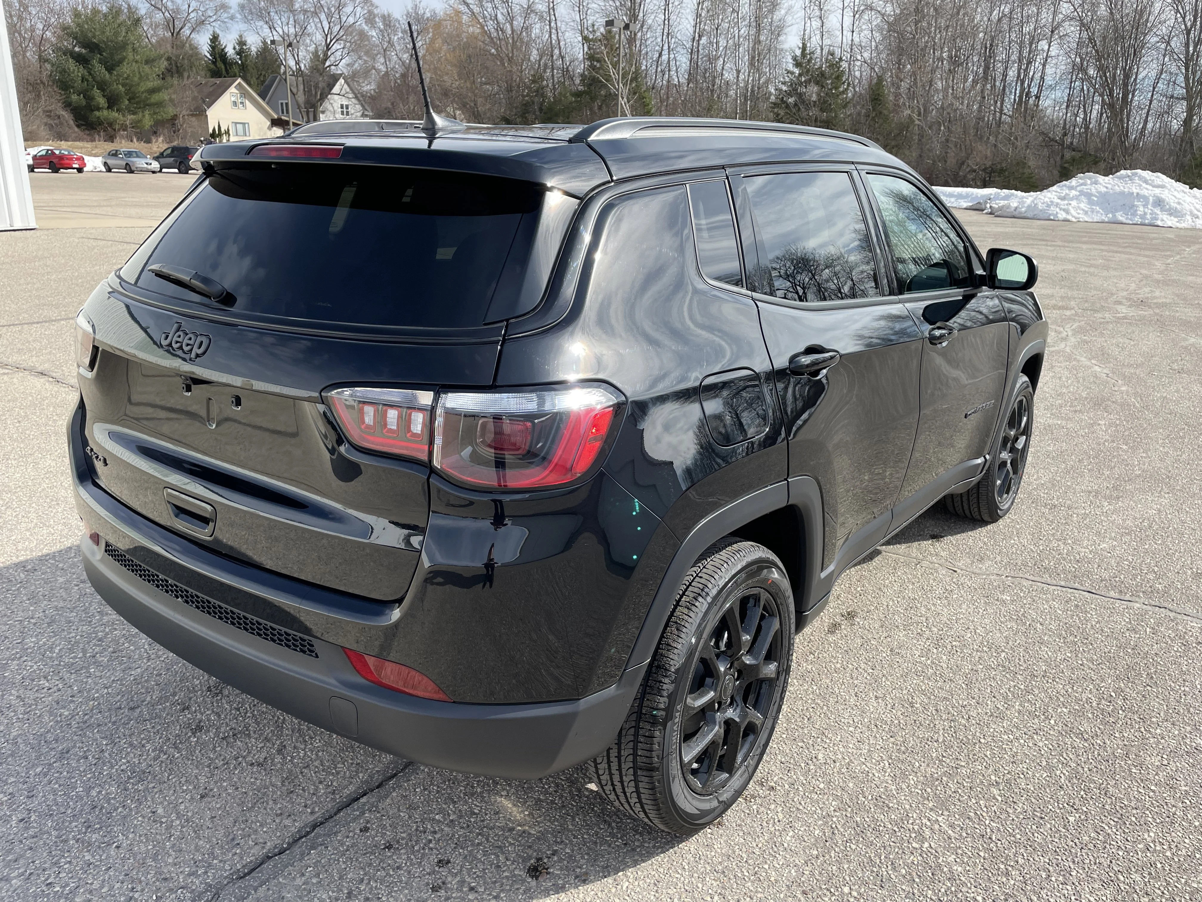 New 2026 Diamond Black Crystal Pearl-Coat Exterior Paint Jeep Latitude Altitude image 4