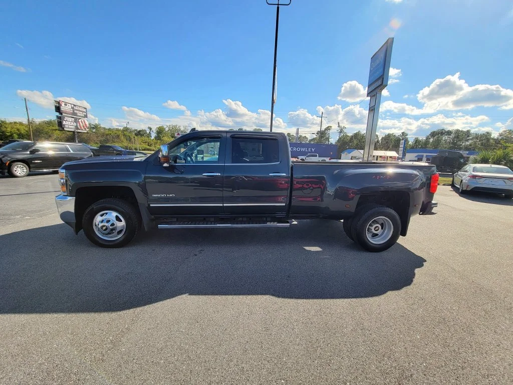 Used 2019 GRAPHITE METALLIC Chevrolet LTZ image 3