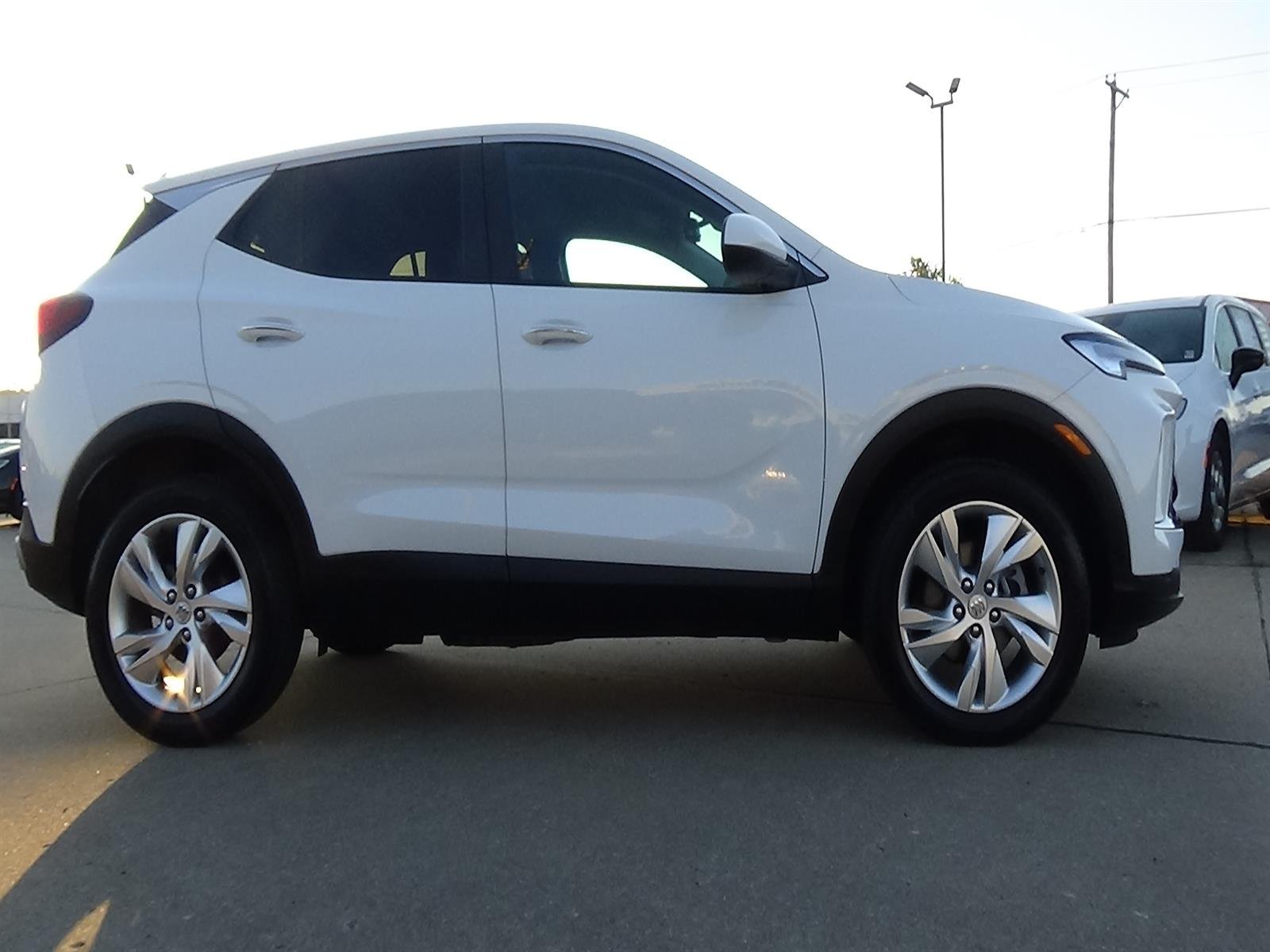 Used 2025 Summit White (gaz) Buick Preferred image 6