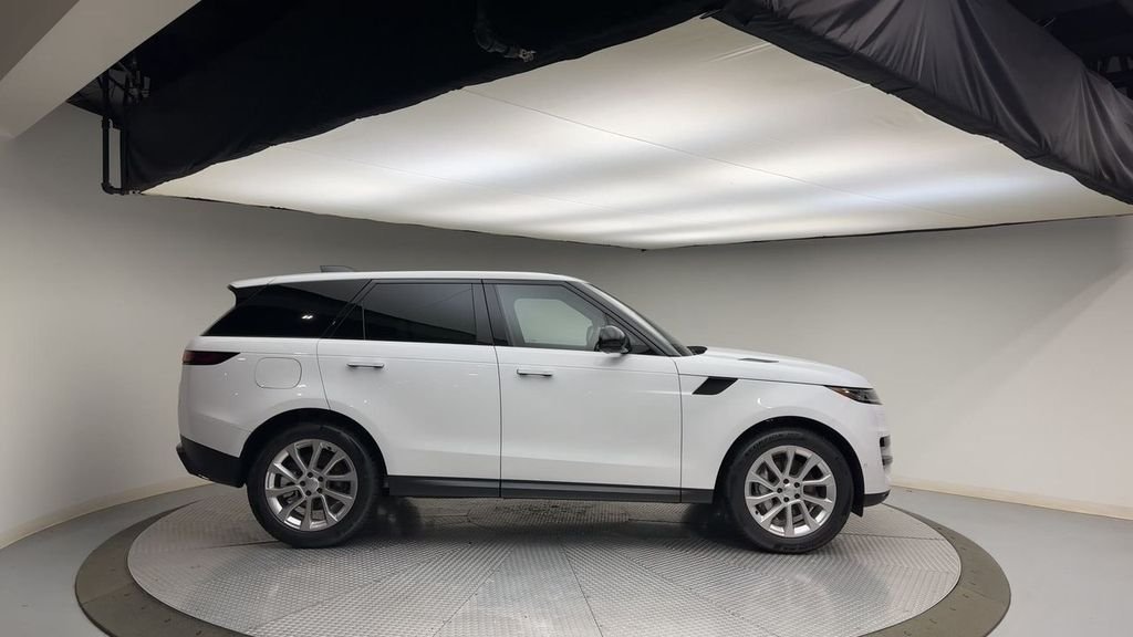 Used 2025 Fuji White Land Rover SE image 9
