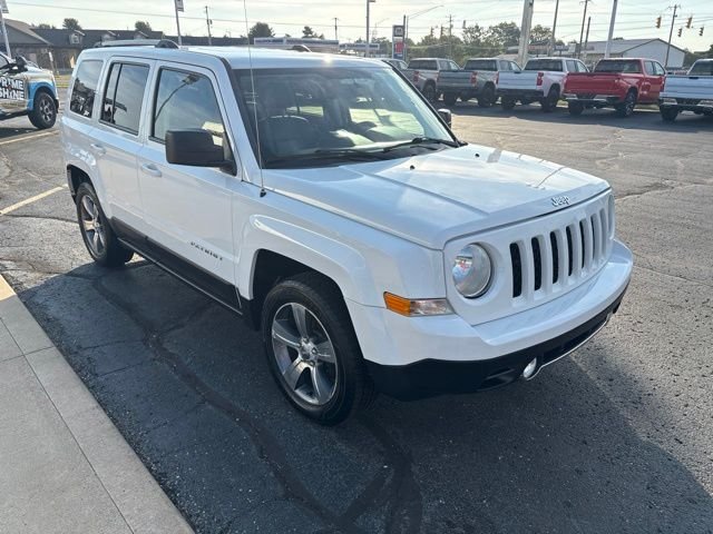 Used 2016 White Jeep Latitude image 10