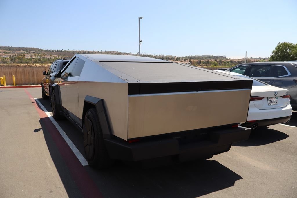 Used 2024  Tesla Base image 4
