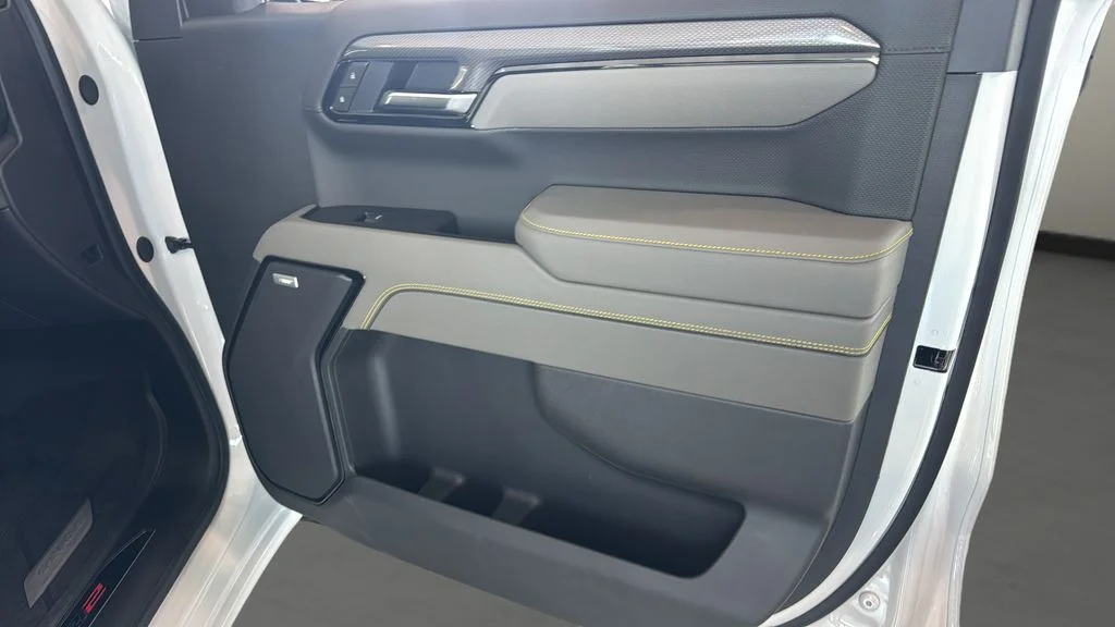 New 2026 White Chevrolet ZR2 image 20