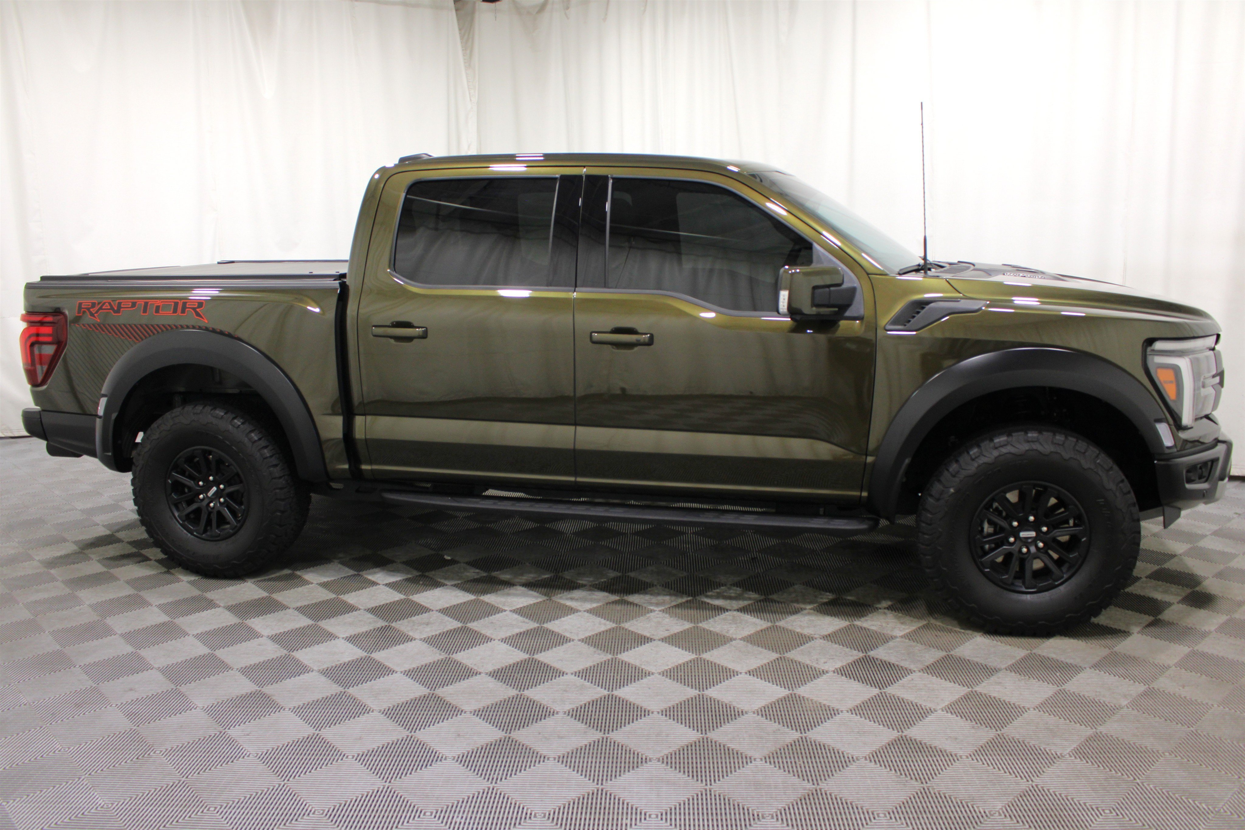 Used 2024 Shelter Green Ford Raptor image 34