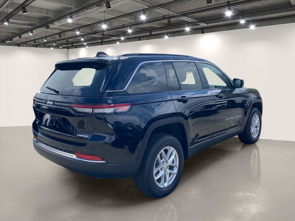 New 2026 Diamond Black Crystal Pearl-Coat Exterior Paint Jeep Laredo X image 4