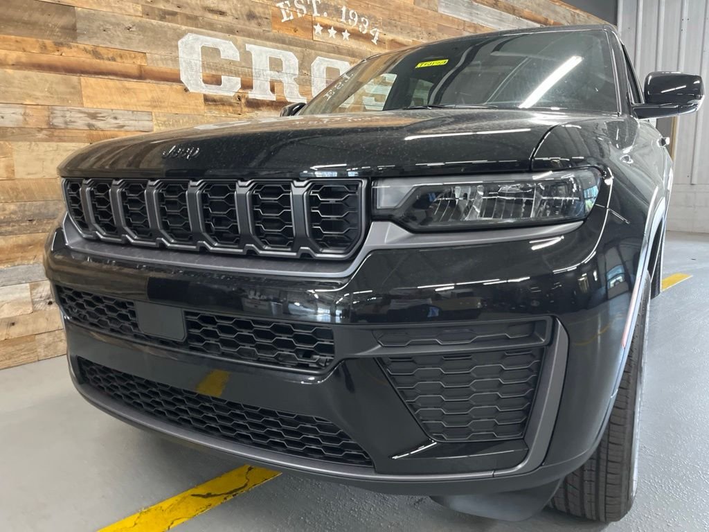 New 2026 Diamond Black Crystal Pearl-Coat Exterior Paint Jeep Altitude image 9