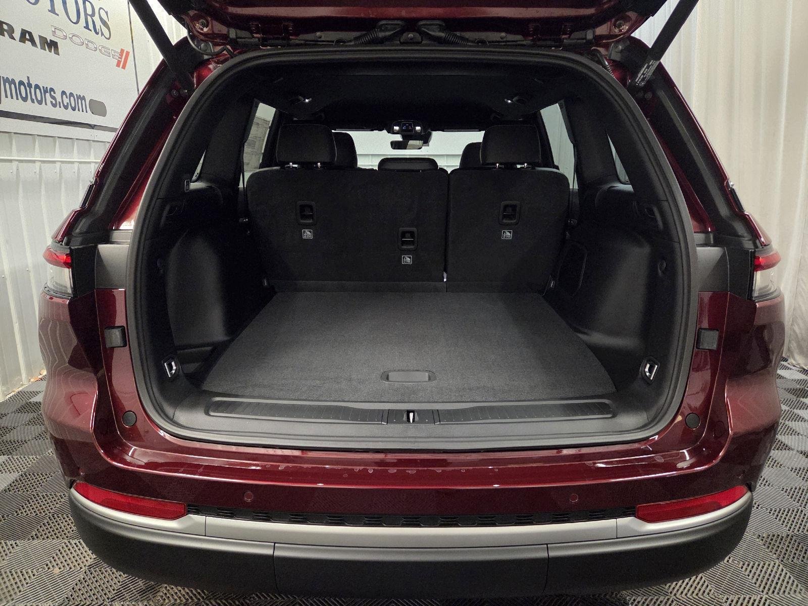 New 2026 Velvet Red Pearl-Coat Exterior Paint Jeep Limited image 10