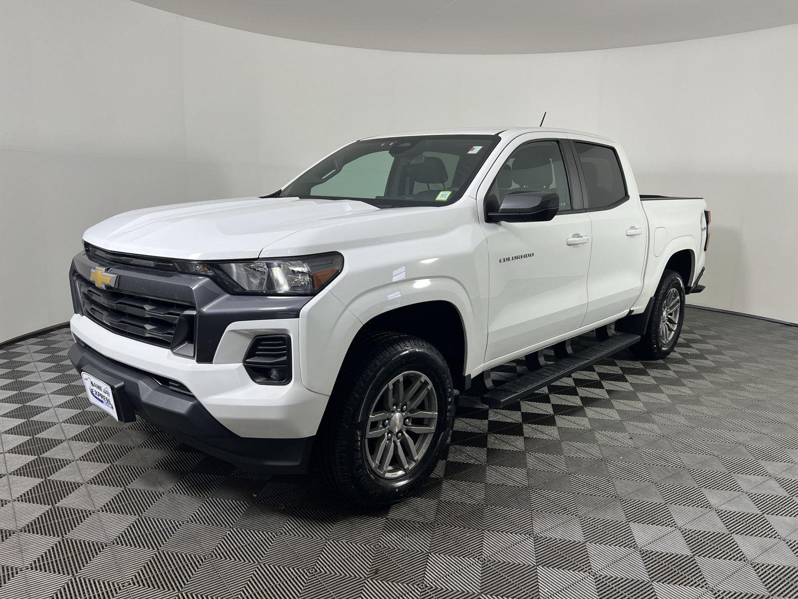 Used 2024 Summit White Chevrolet 4WD LT image 27