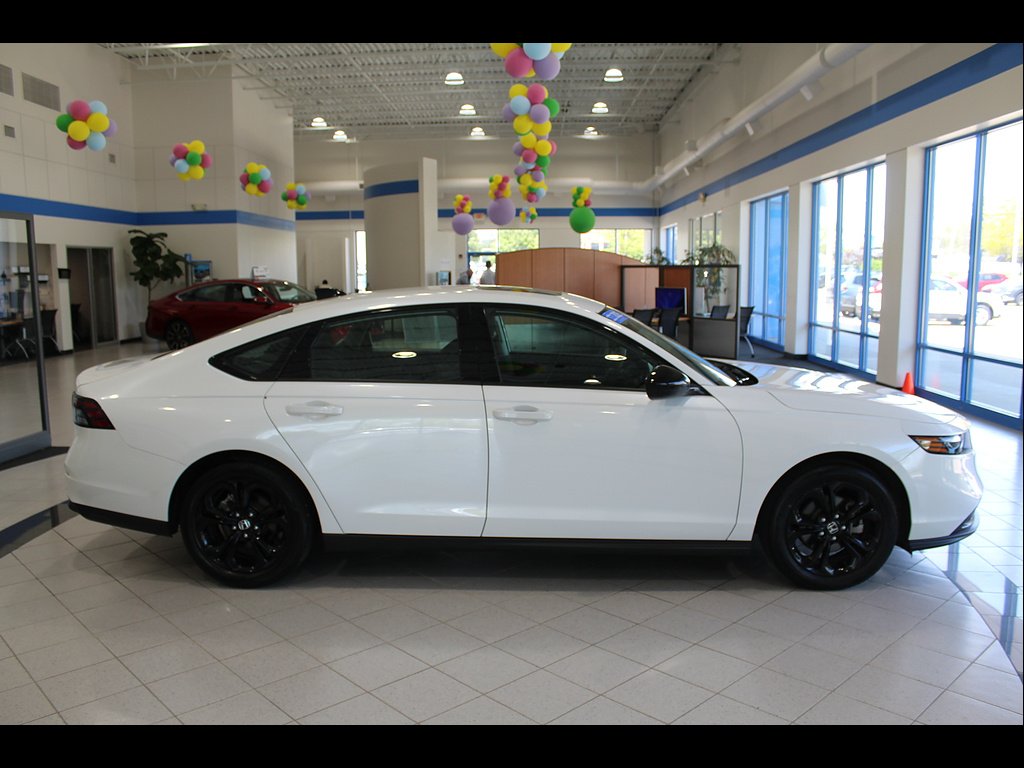 Certified Used 2025 Platinum White Pearl Honda 1.5T SE image 4