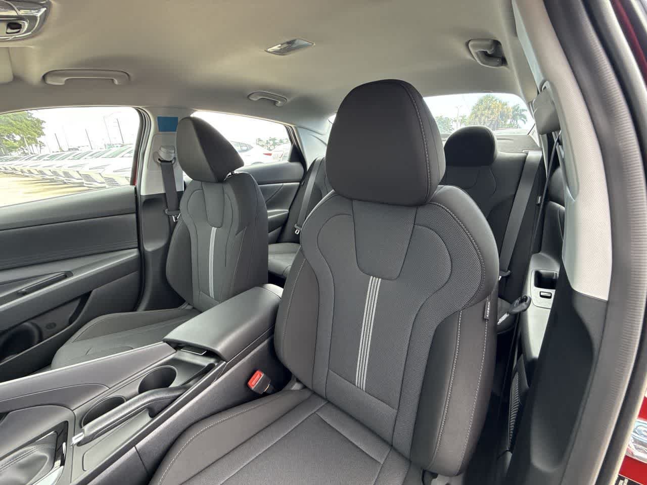 2025 Hyundai Elantra SE - Photo 14