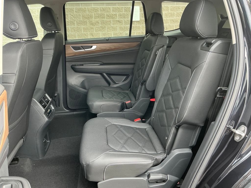 New 2026 Black Volkswagen 2.0T SE w/Technology image 10