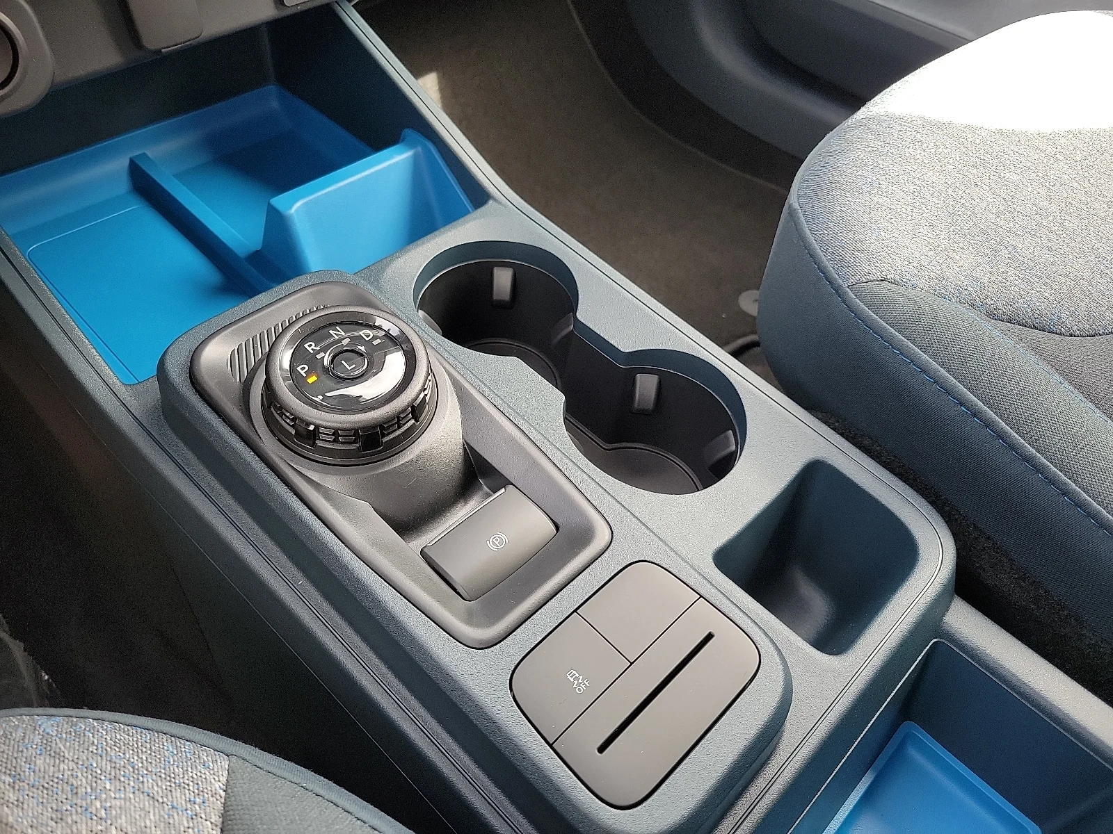 New 2025 Space White Metallic Ford XLT image 19