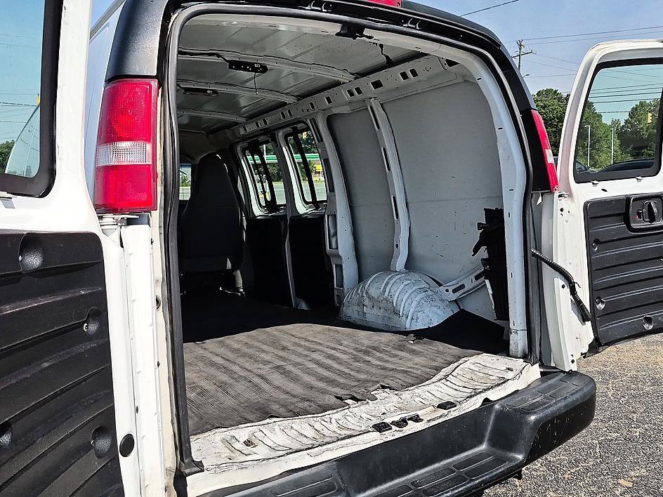 Used 2019 Summit White Chevrolet Work Van image 31